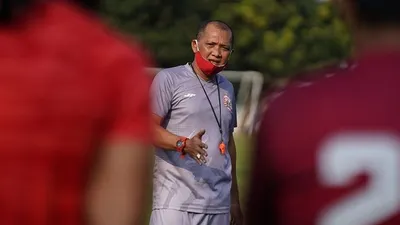 Asisten pelatih Perisja Sudirman dalam sesbuah sesi latihan. (dok Persija)