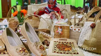 Pembuatan tas dari karung goni dan kain perca di rumah produksi Monalisa Collection, Jalan Halteu Utara, Kota Bandung, Jumat (14/8/2020). (Ayobandung.com/Irfan Al-Faritsi)