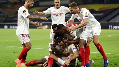 Pemain Sevilla merayakan gol kemenangan saat melawan Wolves /UEFA Europa League/Twitter.com/@EuropaLeague/