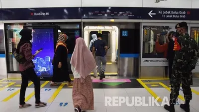 Penumpang menaiki kereta MRT di Stasiun Bunderan HI, Jakarta. PT MRT Jakarta (Perseroda) mengumumkan nama 10 perusahaan rintisan berbasis teknologi (startup) yang akan mengikuti program MRTJ ACCEL. (dok republika)