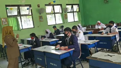 Sejumlah sekolah di Kota Bekasi melakukan simulasi belajar tatap muka, Senin (3/8/2020).  Foto: Eva Rianti/Republika