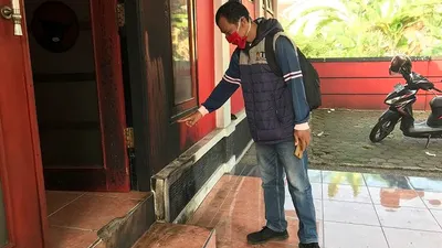 Lokasi pelemparan bom molotov yang mengakibatkan daun pintu terbakar di  DPC PDIP Cianjur, Jumat (7/8/2020) dini hari sekira pukul 03.00 WIB/ Ayobandung: Mohammad Ikhsan