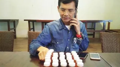 Hadi Pranoto dan 'obat Covid-19' racikannya. [Istimewa]