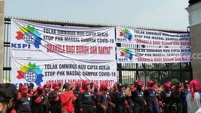 Ratusan buruh Konfederasi Serikat Pekerja Indonesia (KSPI) berunjuk rasa di depan Gedung DPR RI, Senayan, Jakarta. (Suara.com/Bagaskara)