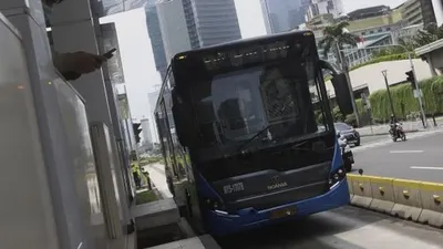 Bus Transjakarta tujuan Bundaran Senayan, Jakarta, Selasa (17/3).[Suara.com/Angga Budhiyanto]