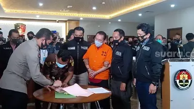 Djoko Tjandra (baju oranye) resmi ditahan di Rutan Salemba cabang Mabes Polri/ Suara.com