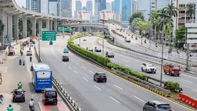 Sebagai ilustrasi PSBB di Jakarta: Kendaraan melintas di Jalan MT Haryono, Jakarta. [Suara.com/Alfian Winanto]