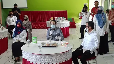 Menteri Pendidikan dan Kebudayaan (Mendikbud), Nadiem Makarim saat mengunjungi salah satu sekolah di Kota Bogor. (Ayobogor/Husnul Khatimah)