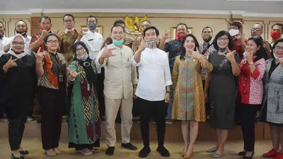 Gibran Rakabuming Raka - Teguh Prakosa berfoto bersama anggota Fraksi PDIP di Ruang Banggar DPRD Kota Surakarta, Jumat (24/7/2020).(Ayojakarta.com/Budi Cahyono)