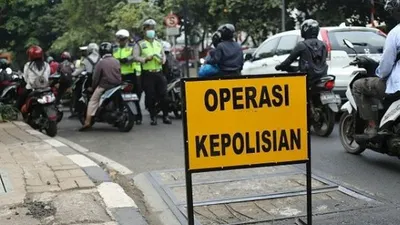 [ilustrasi] Petugas kepolisian memeriksa kelengkapan dokumen saat Operasi Patuh Jaya di Jalan Kemanggisan, Jakarta, Kamis (29/8). [Suara.com/Arya Manggala]