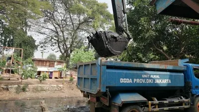 Cegah Banjir, Kali Item Tambora Dikeruk