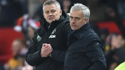 Manajer Manchester United, Ole Gunnar Solskjaer (kiri) berjabat tangan dengan manajer Tottenham Hotspur, Jose Mourinho. [Laman resmi Tottenham]