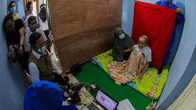 Wali Kota Bogor Bima Arya saat meninjau pelaksanaan layanan jemput bola E-KYP di Kampung Bojong Kidul, Kelurahan Bojongkerta, Bogor Selatan./ dok