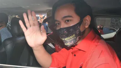 Gibran Rakabuming Raka bersama Teguh Prakosa daro Kantor DPC PDIP Kota Surakarta menuju Kota Semarang, Jawa Tengah.  (Ayojakarta.com/Budi Cahyono)