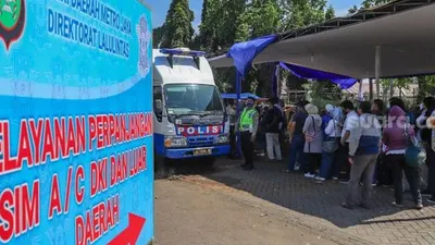 Antrean warga mengurus perpanjangan SIM di Pelayanan SIM Keliling Masjid At-Tin, Jakarta Timur, Kamis (4/6). [Suara.com/Alfian Winanto]
