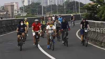 Warga bersepeda saat Hari Bebas Kendaraan Bermotor (HBKB) atau Car Free Day (CFD) di Jalan Layang Non Tol Antarasari, Jakarta, Minggu (28/6). [Suara.com/Angga Budhiyanto]