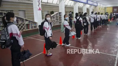 Sebagai ilustrasi/ Siswa kelas sembilan mengikuti tes wajib virus corona di sebuah sekolah di Wuhan, Provinsi Hubei, China, Kamis (14/5/2020).  Foto: EPA-EFE / PENG NIAN