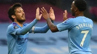 Pemain Manchester City Raheem Sterling (kanan) merayakan golnya dengan David Silva saat menghadapi Newcastle United dalam lanjutan Liga Inggris di Etihad Stadium. Oli SCARFF / POOL / AFP
