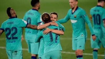 Pemain Barcelona Antoine Griezmann (tengah) merayakan golnya ke gawang Villarreal bersama rekan setimnya dalam lanjutan Liga Spanyol di Madrigal stadium. JOSE JORDAN / AFP