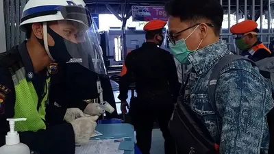 Petugas memeriksa surat izin keluar masuk (SIKM) wilayah Jakarta kepada penumpang di Stasiun Tegal, beberapa waktu lalu. (dok Ayotegal)