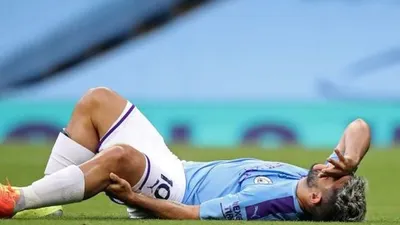 Penyerang Manchester City, Sergio Aguero tergeletak pada laga Liga Inggris 2019/2020 kontra Burnley di Etihad Stadium, Manchester, Selasa (23/6/2020) dini hari WIB. [Martin Rickett / POOL / AFP]