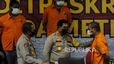 Kapolda Metro Jaya Irjen Pol Nana Sudjana (tengah) didampingi Kabid Humas Polda Metro Jaya Kombes Yusri Yunus (kiri) berbicara dengan John Kei (kanan) usai memberikan keterangan kepada awak media di Polda Metro Jaya, Jakarta, Senin (22/6/2020)/ Republika: Putra M Akbar