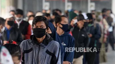 Calon penumpang KRL Commuter Line mengantre menuju peron di Stasiun Bojong Gede, Bogor, Jawa Barat, Senin (15/6). Guna mengurangi kepadatan penumpang di stasiun-stasiun, Pemerintah Provinsi DKI Jakarta menyiapkan bus gratis untuk mengangkut para pekerja yang hendak menggunakan transportasi massal KRL  (Foto: Prayogi/Republika)