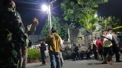Polisi menggerebek markas anak buah John Kei di Perumahan Tytyan Indah, Kecamatan Medan Satria, Kota Bekasi, Minggu (21/6/2020) malam. [Suara.com/Mochamad Yacub Ardiansyah]