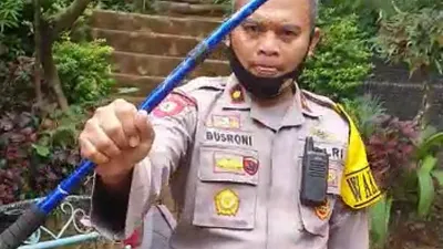 Wakapolres Karanganyar, Kompol Busroni menunjukkan tongkat yang digunakan untuk menangkis serangan. (dok Polres Karanganyar)