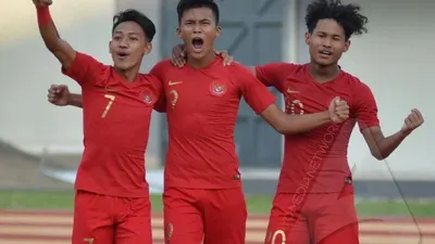 Sutan Zico (tengah) bersama Bagus Kahfi dan Beckham Putra, merayakan gol bersama rekan-rekannya saat uji coba internasional di Stadion Mandala Krida, Yogyakarta, pada 2019. (Ayojakarta.com/Budi Cahyono)