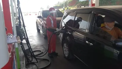 Petugas SPBU saat melayani konsumen (dok)