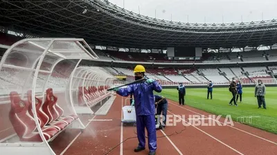 Petugas menyemprotkan cairan disinfektan di bangku pemain di Stadion Utama Gelora Bung Karno, Jakarta, pada bulan lalu. Penyemprotan disinfektan itu untuk mengantisipasi penyebaran virus corona atau Covid-19 di lingkungan Stadion Utama Gelora Bung Karno.  Foto: Putra M. Akbar/Republika