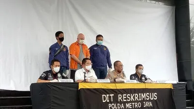 Direktorat Reserse Kriminal Khusus (Ditreskrimsus) Polda Metro Jaya merilis seorang warga negara asing (WNA) asal Amerika Serikat bernama Russ Albert Medlin (RAM) yang diduga merupakan buronan FBI terkait kasus penipuan investasi saham bitcoin.  Foto: Republika/Flori Sidebang]
