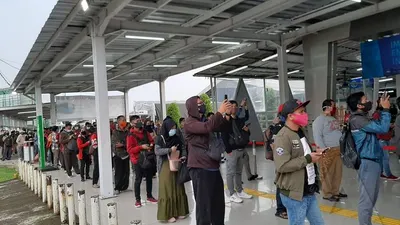 Kepadatan penumpang di jam kerja pada Senin (15/6/2020) di Stasiun KRL Kota Bogor/ Ayobogor.com: Husnul Khatimah