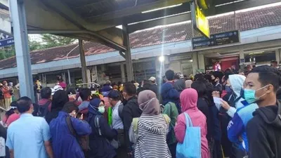 sebagai ilustrasi, Penumpukan penumpang KRL di Stasiun Bekasi saat pelaksanaan PSBB di Jakarta, Selasa (14/4/2020)./ Suara.com