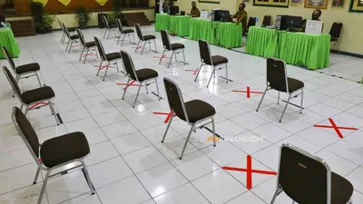 [Ilustrasi] Petugas melakukan input data calon siswa di hari pertama Penerimaan Peserta Didik Baru (PPDB) tingkat SMA di SMA Negeri 3, Jalan Belitung, Kota Bandung, Senin (8/6/2020). (Ayobandung.com/Irfan Al-Faritsi)