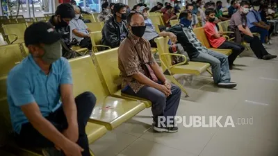 Warga menunggu antrean saat mengikuti tes pembuatan Surat Izin Mengemudi (SIM) di Satuan Penyelenggara Administrasi (Satpas) Surat Izin Mengemudi (SIM) Daan Mogot, Jakarta, Selasa (9/6/2020). Polda Metro Jaya melalui Direktorat Lalu Lintas kembali membuka layanan pembuatan dan perpanjangan SIM khusus bagi warga yang belum sempat memperpanjang SIM saat PSBB diberlakukan hingga 29 Juni 2020 mendatang.  Foto: Republika/Thoudy Badai