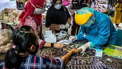 ilustrasi, petugas melaksanakan rapid test terhadap sejumlah pedagang dan pengunjung pasar.  Foto: Republika/Bowo Pribadi