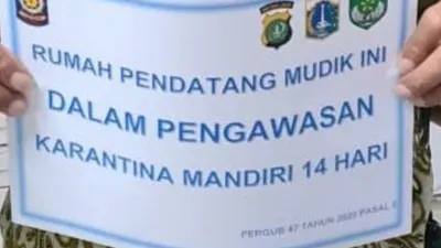 Stiker khusus untuk rumah pemudik yang keluar masuk DKI Jakarta tanpa SIKM. (Antara)