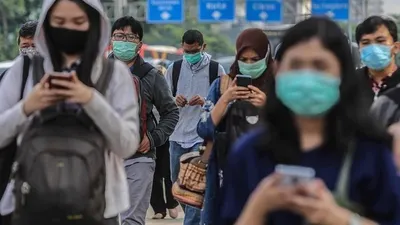 Ilustrasi - Para pekerja di kawasan Jalan Jenderal Besar Sudirman, Jakarta Pusat, mengenakan masker saat berjalan menuju kantor mereka.  (Media Indonesia/Ramdani)
