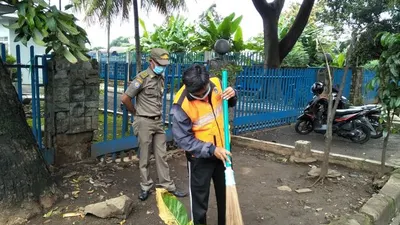 Ilustrasi - Pelanggar PSBB dikenakan sanksi kerja sosial dengan rompi khusus di Kelurahan Rambutan, Kecamatan Ciracas, Jakarta Timur. (Dok. Pemkot Jaktim)