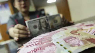 Nilai tukar Rupiah terhadap Dolar AS menguat jelang akhir pekan. (dok Suara.com)
