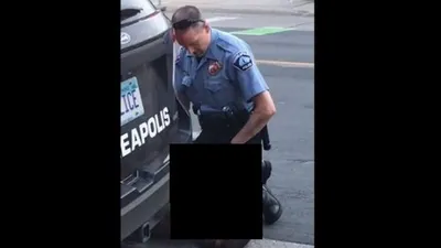 Polisi di Minneapolis menangkap George Floyd dengan kekerasan. (Dok. Facebook/Darnella Frazier)
