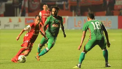 [ilustrasi] Winger Persija Jakarta, Riko Simanjuntak berusaha melewati adangan pemain PS Sleman, Nerius Alom dan Jajang Sukmara. (Ayojakarta.com/Budi Cahyono)