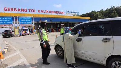 Petugas memeriksa penumpang dan kendaraan yang akan ke Jakarta melewati Tol Kalikangkung, Semarang, Selasa (26/5/2020). (dok Humas Polda Jateng)