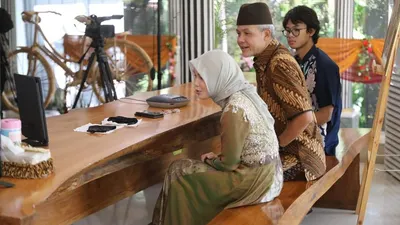 Gubernur Jawa Tengah Ganjar Pranowo bersama keluarga menggelar open house virtual di Puri Gedeh, Minggu (24/5/2020). (dok)