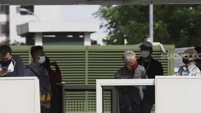 Sejumlah calon penumpang menunggu kedatangan bus Transjakarta di Halte Tosari, Jakarta, Rabu (20/5). [Suara.com/Angga Budhiyanto]