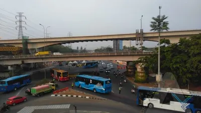Ilustrasi - Sejumlah bus Transjakarta beroperasi di kawasan Cawang, Jakarta Timur (Ayojakarta.com)