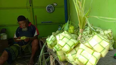Perajin ketupat di Kampung Bantar Gedang, Desa Mekarsari, Kecamatan Ngamprah, Kabupaten Bandung Barat (KBB) (foto Ayobandung.com/Tri Junari)