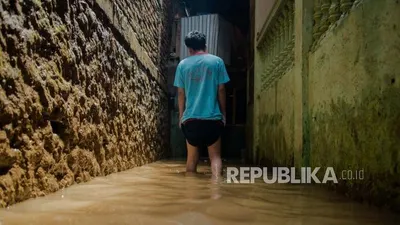 Warga membersihkan rumahnya yang terendam banjir di kawasan Kebon Pala, Jatinegara. Selama Ramadhan, warga Kebon Pala sudah alami tiga kali kebanjiran.  Foto: Republika/Thoudy Badai